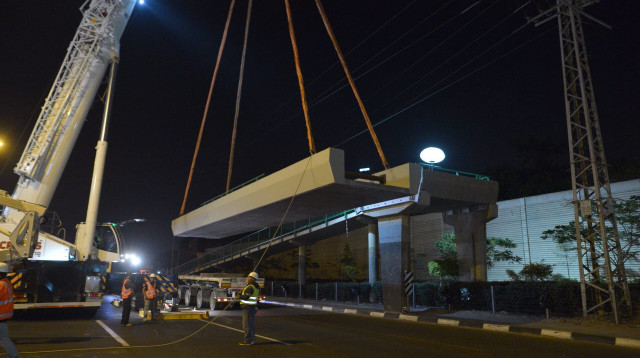 החזרת הגשר בכביש 4 (צילום: אבשלום ששוני)