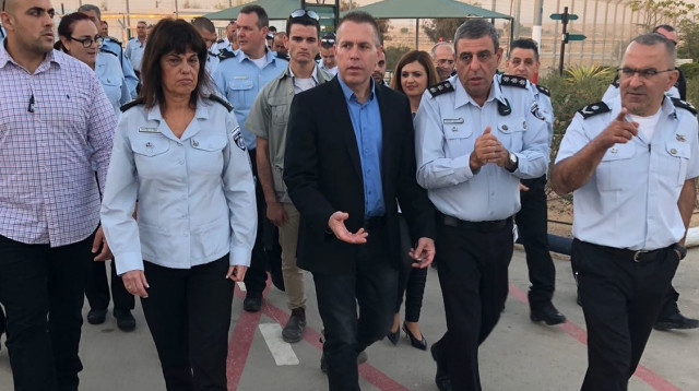 השר גלעדן ארדן במתקן 'חולות' (צילום: באדיבות המשטרה)