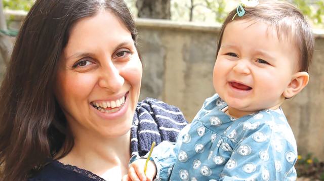 נזנין זגהרי־רטקליף ובתה (צילום: AFP)