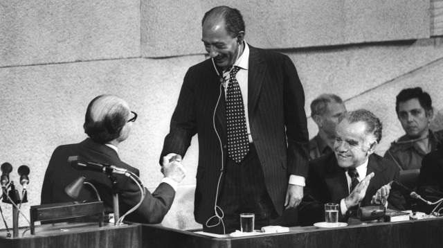 סאדאת ובגין בכנסת (צילום: משה מילנר, לע"מ)