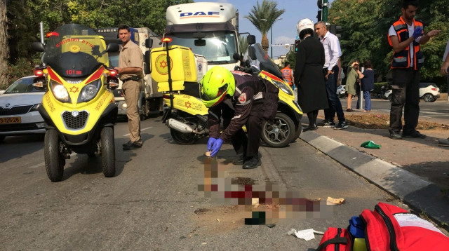 הולך רגל נהרג לאחר פגיעת משאית ברמת גן (צילום: משה כהן,תיעוד מבצעי מד"א)