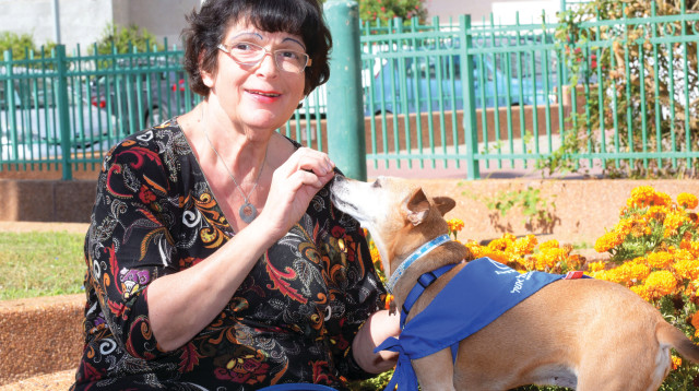 ירדנה נורנברג עם הכלב (צילום: אבשלום ששוני)