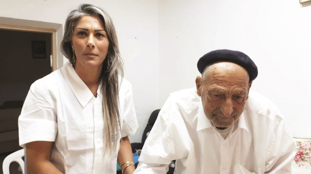 אסמא אג'אווי עם המטופל מנחם ניסים (צילום: יורם הרמן)