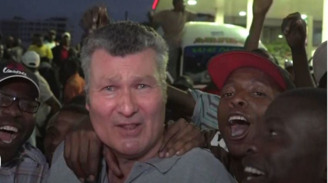 כתב "סקיי ניוז" מוקף בהארארה (צילום: צילום מסך SKY NEWS)