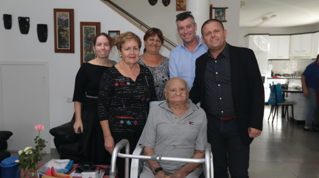 ח"כ איתן כבל עם אריה יונגר (צילום: אריאל שוסטר)