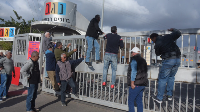 עובדי נגב קרמיקה מפגינים נגד סגירת המפעל (צילום: אבשלום ששוני)