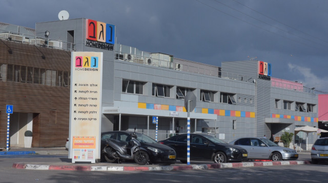 מפעל נגב קרמיקה (צילום: אבשלום ששוני)