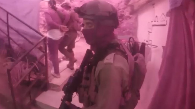 מעצר של חוליית זורקי מטענים מאותרים במחנה הפליטים דהיישה (צילום: דובר צה"ל)