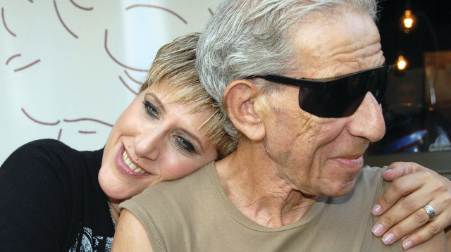 סי היימן עם אבא נחצ’ה (צילום: מירי נחמיאס, יח"צ)