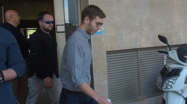 יאיר נתניהו יוצא מפגישת הגישור (צילום: אבשלום ששוני)