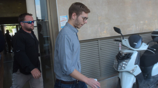 יאיר נתניהו יוצא מפגישת הגישור (צילום: אבשלום ששוני)