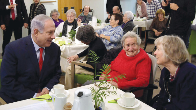 נתניהו מבקר את הקשישים  (צילום: עמוס בן גרשום, לע"מ)