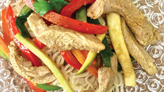 ירקות ועוף מוקפצים  (צילום: פסקל פרץ-רובין)