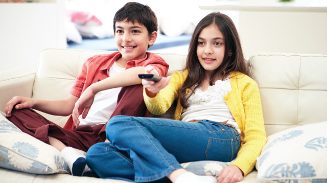 ילדים צופים בטלוויזיה (צילום: אינג אימג')