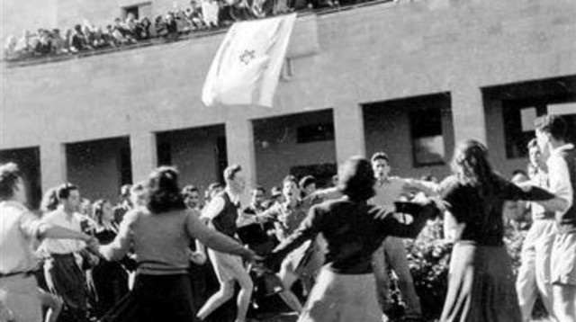 חגיגות בישוב היהודי אחרי ההצבעה באו"ם, כ"ט בנובמבר (צילום: הארכיון הציוני)