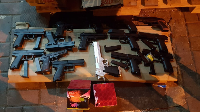 רובי האוויר שנתפסו בפשיטת צה"ל (צילום: דובר צה"ל)