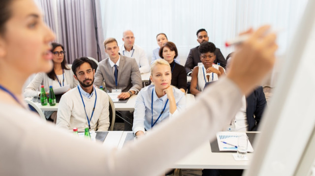 אישה מרצה מול קהל, אילוסטרציה (צילום: אינג אימג')