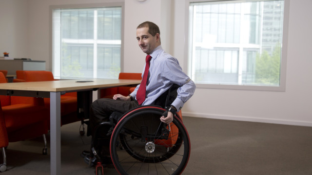 בעל מוגבלויות במשרד, אילוסטרציה (צילום: רויטרס)