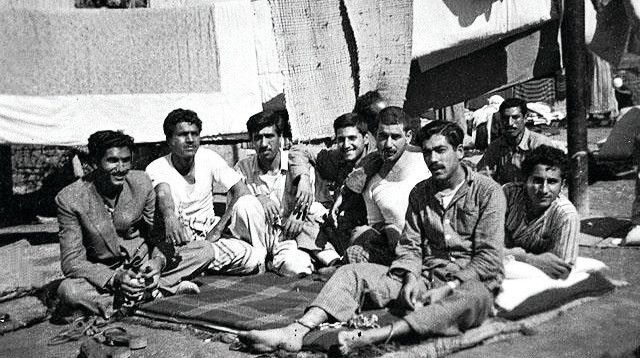 אסירים יהודים בכלא בבגדד (צילום: באדיבות המרכז לתיעוד חזותי ע"ש אוסטר בבית התפוצות – מוזיאון העם היהודי)