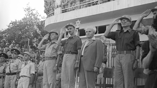 דוד בן גוריון צופה במצעד צבאי עם מפקדי צה"ל (צילום: ארכיון צה"ל במשרד הביטחון)