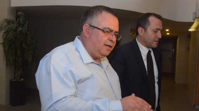 דוד ביטן לאחר חקירתו (צילום: אבשלום ששוני)