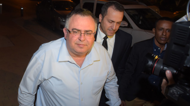 דוד ביטן אחרי החקירה (צילום: אבשלום ששוני)