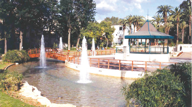 גן העיר ראשל"צ (צילום: מוזיאון וארכיון ראשון לציון, אוסף התצלומים, מתוך אתר פיקיוויקי)