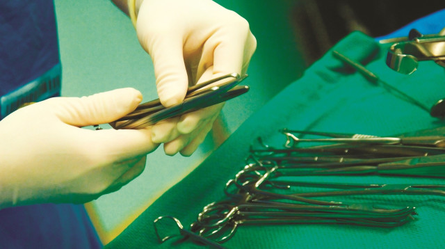 אילוסטרציה: מנתח בעבודה (צילום: אינגאימג')