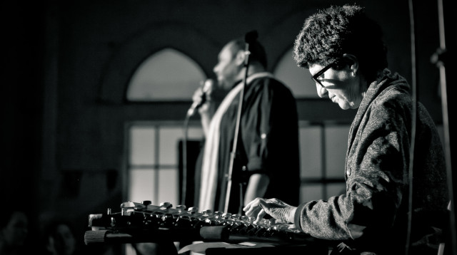 אהובה עוזרי ושי צברי (צילום: מעיין קאופמן)