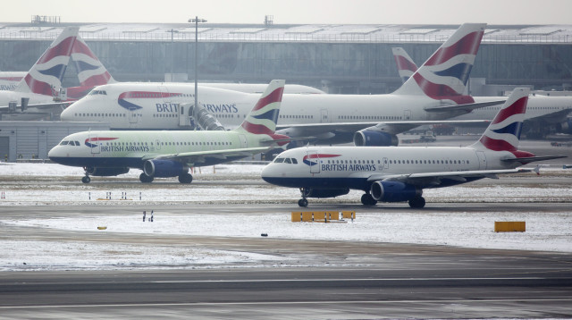 מטוסים בנמל התעופה המושלג (צילום: רויטרס)