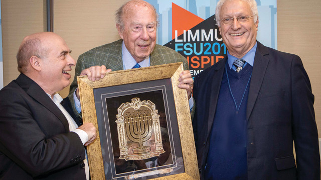 נתן שרנסקי וחיים צ'סלר, מייסד "לימוד FSU", מעניקים לשולץ אות מיוחד בכנס בסן פרנסיסקו. "תיזכר כמשחרר  (צילום: קייט פים)