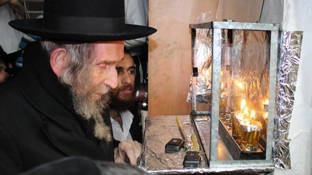הרב שטיינמן ז"ל מדליק נרות חנוכה (צילום: בעריש פילמר)