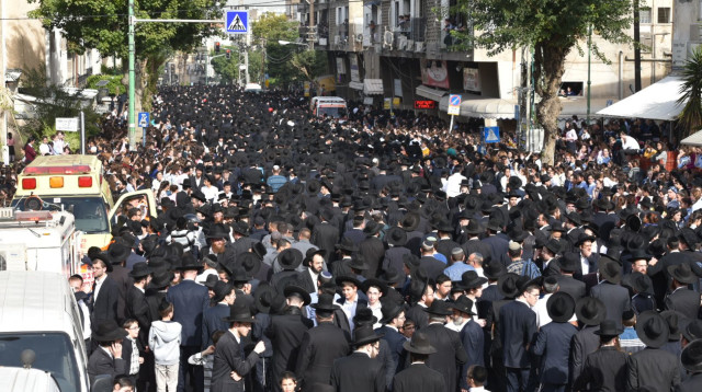 הלווייתו של הרב שטיינמן בבני ברק (צילום: דוברות המשטרה)