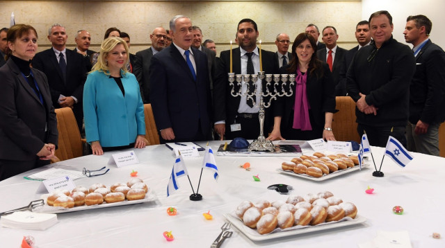 בנימין נתניהו ורעייתו מדליקים נר ראשון של חנוכה (צילום: חיים צח לע"מ)
