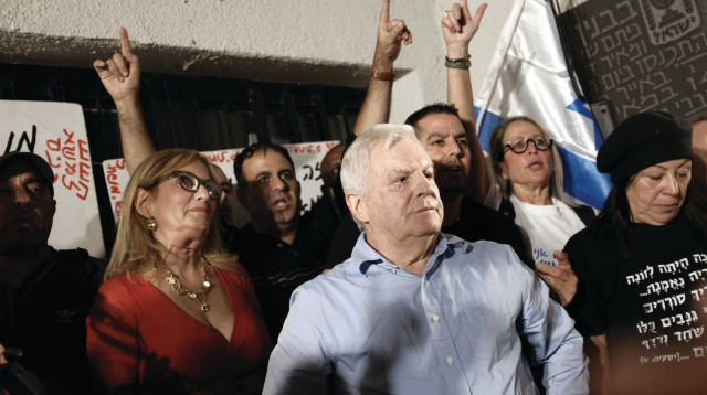 עמירם לוין מפגין נגד השחיתות (צילום: תומר נויברג)