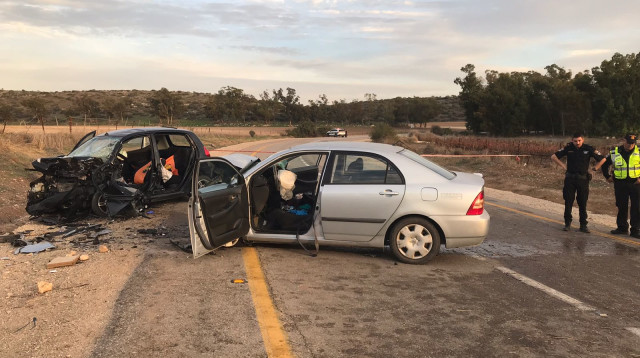 זירת תאונת דרכים בכביש לכיש-אמציה בין שני כלי רכב  (צילום: דוברות המשטרה)