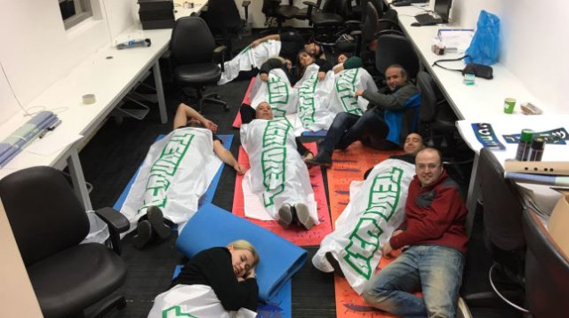 עובדי מפעל טבע מתבצרים במפעל בירושלים (צילום: שחר סמוראי)