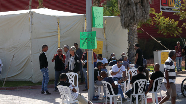 עובדי "נגב קרמיקה" (צילום: אריאל בשור)