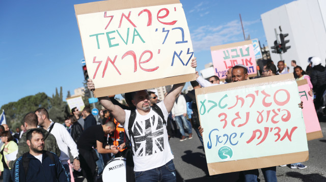 עובדי טבע מוחים מול בית ראש הממשלה (צילום: יונתן זינדל, פלאש 90)