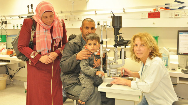 עבדלחי, הוריו  והרופאה שטיפלה בו (צילום: דוברות בית החולים כרמל)