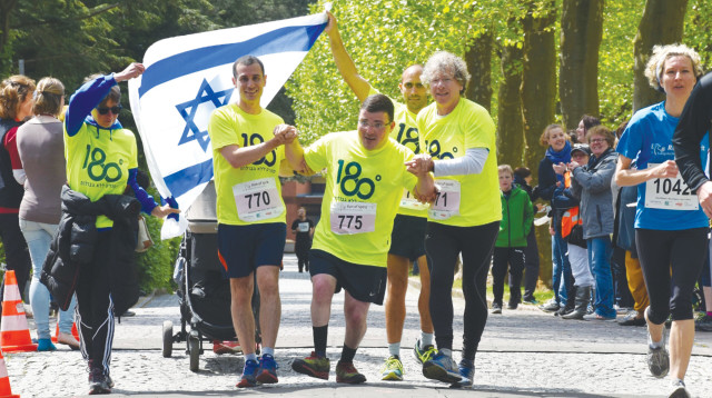 מתנדבי ארגון "180 מעלות" בפעולה (צילום: באדיבות המצולם)