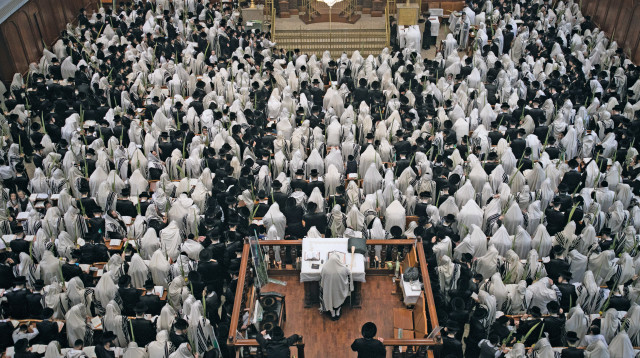 חרדים מתפללים בבית כנסת, אילוסטרציה (צילום: יונתן זינדל, פלאש 90)