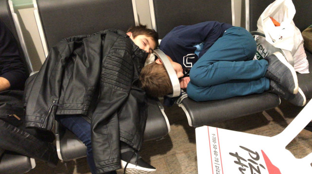 הילדים המעוכבים בשדה התעופה  (צילום: באדיבות ג'מיל אבו ג'אמע)