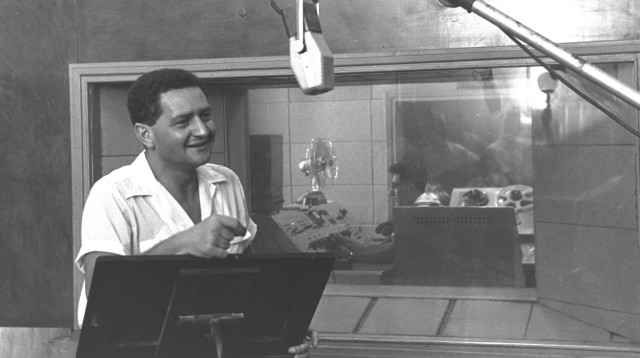 שמעון ישראלי באולפן קול ישראל שנת 1959 צילום משה פרידן לע''מ (צילום: משה פרידן, לע"מ)