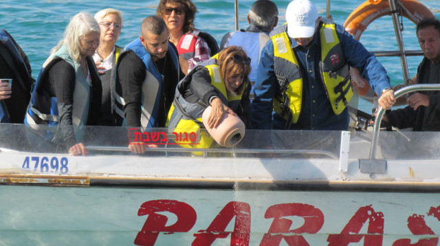 שפיכת עפרו של עזרא מרמלשטיין לים (צילום: נתן זהבי)