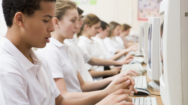 ילדים גולשים באינטרנט (צילום: אינג אימג')