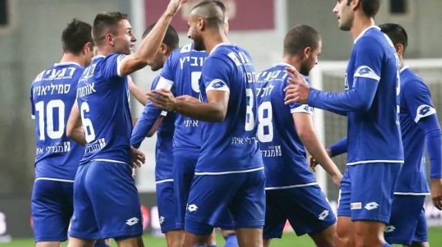 שחקני הפועל אשקלון חוגגים שער יתרון (צילום: דני מירון)