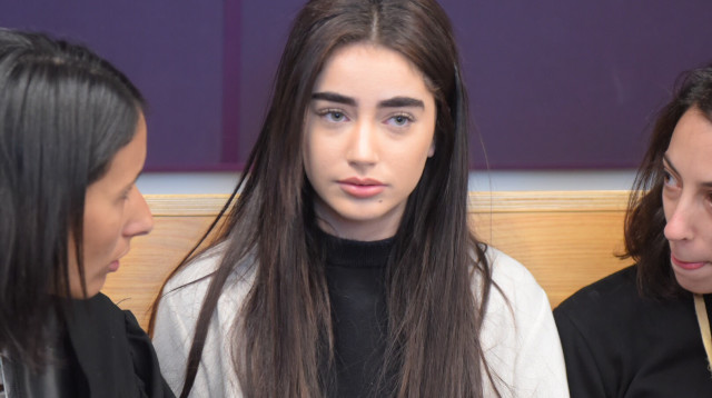 אליה קדוש ממתינה בבית המשפט לבן זוגה דוד אמויאל  (צילום: אבשלום ששוני)