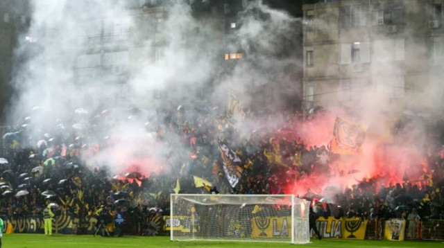 אוהדי בית"ר מדליקים משואות (צילום: דני מרון)