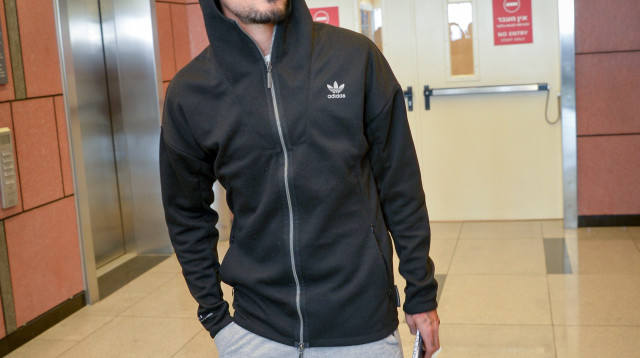 מאור בוזגלו בדרכו החוצה מבית החולים אסותא (צילום: בן דורי, פלאש 90)